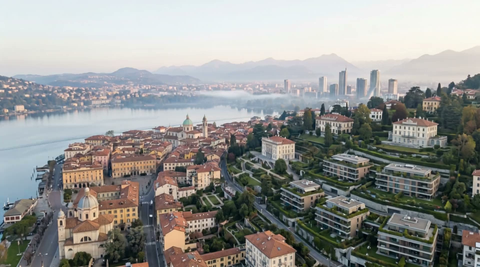 Panorama della città sul lago